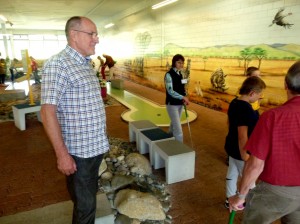 Hansruedi wartet auf die Ergebnisse des Minigolfs